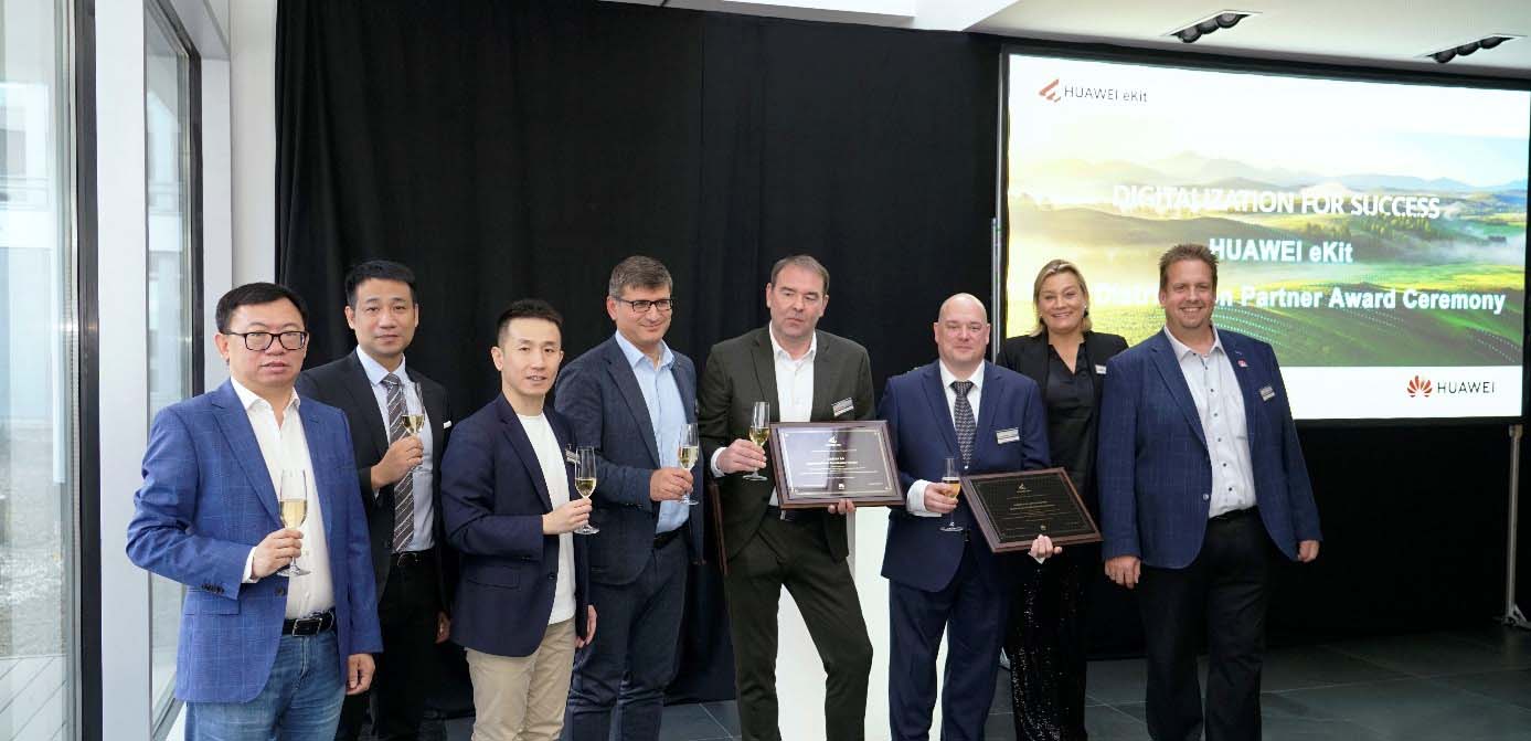 Gold Distribution Partner Award - from left to right: Xia Xingchang, Vice President of HUAWEI European Enterprise Business; Kevin Liu, Managing Director, HUAWEI Germany Enterprise Business Group; Tommy Zhou, CEO HUAWEI Germany; Ümit Subas, CEO Acondistec GmbH; Mark Goldschmidt, Vice President, KOMSA AG, Stephan Krücken, Sales Manager CoC Data Center, ALSO Deutschland GmbH; Lynn Vollmert, Director Channel Sales, HUAWEI Germany; Henning Czerny, Director Network Solution, HUAWEI Germany